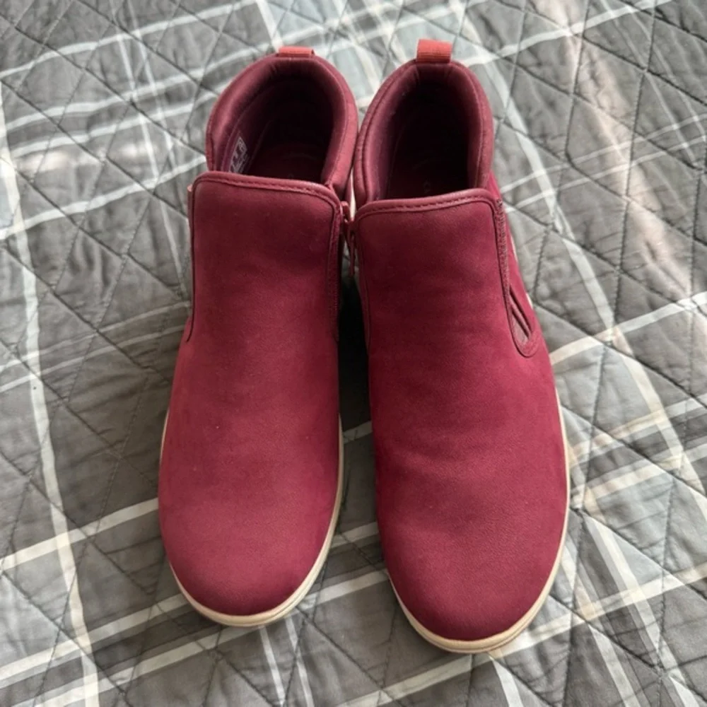 Clarks NWOB  Cloudsteppers Breeze Clover Burgundy Slip-On Booties Floor Sample
